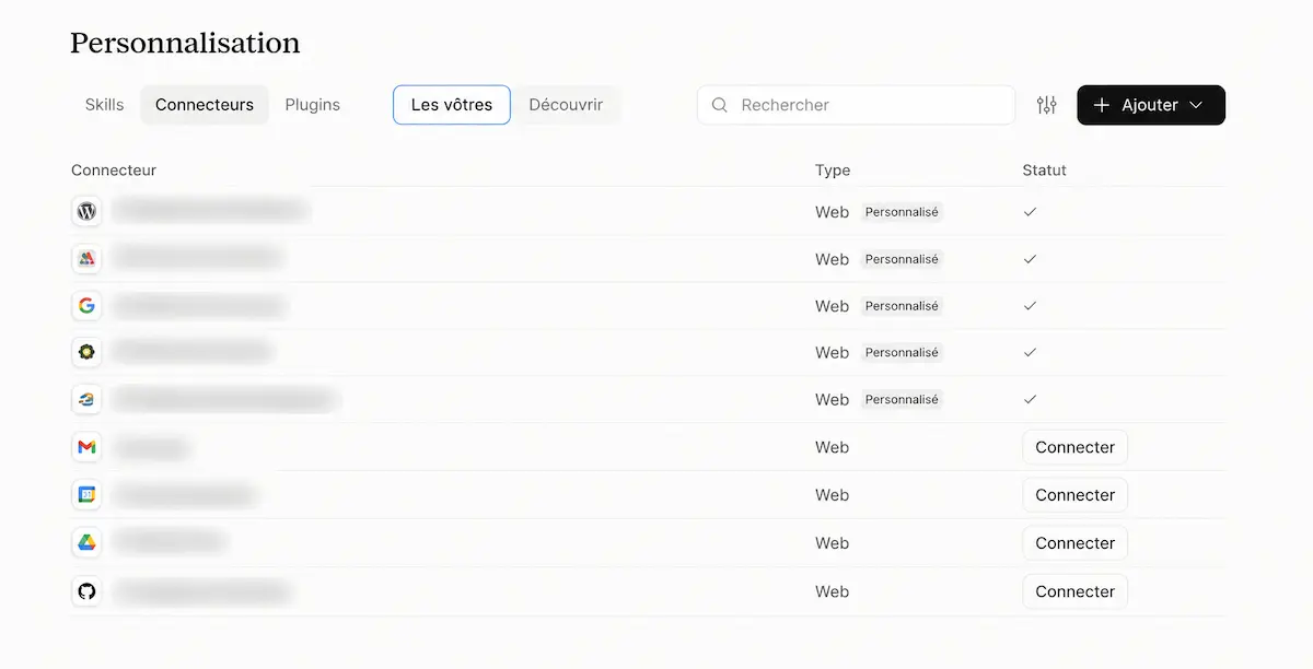 Capture d’écran de Claude montrant les connecteurs MCP WordPress et Google Search Console configurés, avec les noms des sites masqués.