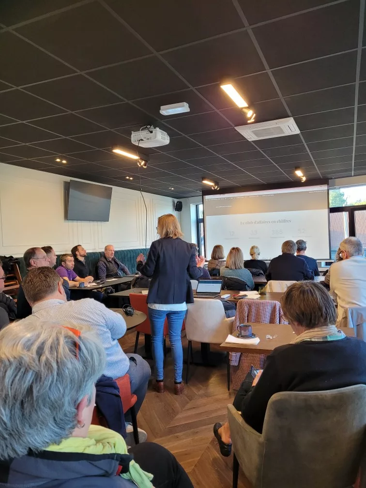 Delphine Bartier présente le nouveau site aux membres du Pévèle Business Club, en réunion